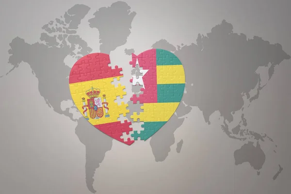 用世界地图背景上的国旗和西班牙国旗拼凑心扉 3D插图 — 图库照片