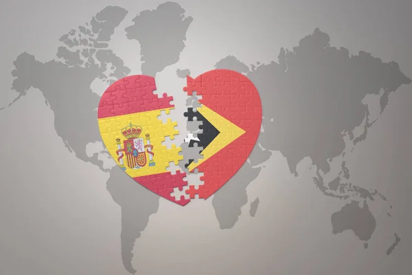 在世界地图的背景上 用东方的旗帜和西班牙国旗拼凑心扉 3D插图 — 图库照片