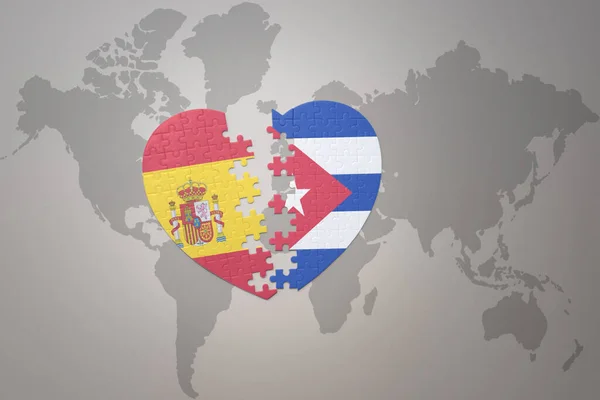 用世界地图背景上的古巴国旗和西班牙国旗拼凑心扉 3D插图 — 图库照片