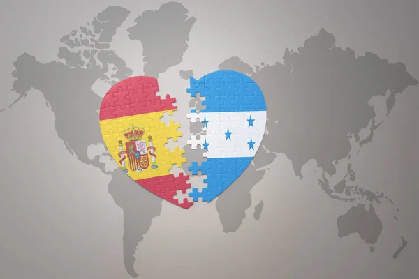 在世界地图的背景上 用红宝石国旗和西班牙国旗拼图心形图案 3D插图 — 图库照片
