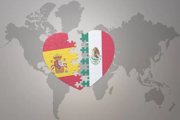 在世界地图的背景上 用墨西哥国旗和西班牙国旗拼凑人心 3D插图 — 图库照片