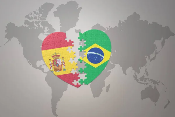 Serce Puzzle Flagą Narodową Brazylii Hiszpanii Tle Mapy Świata Koncepcja — Zdjęcie stockowe