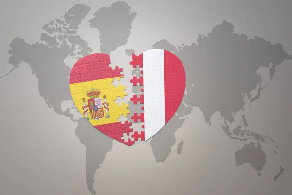 在世界地图的背景上 用秘鲁国旗和西班牙国旗拼凑人心 3D插图 — 图库照片