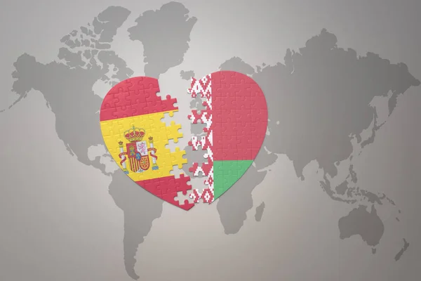 在世界地图的背景上 用贝拉罗斯国旗和西班牙国旗迷惑人心 3D插图 — 图库照片