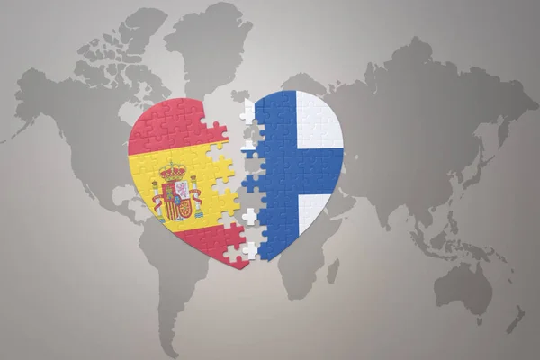 在世界地图的背景上 用芬兰国旗和西班牙国旗拼凑人心 3D插图 — 图库照片