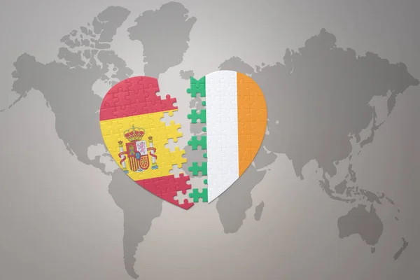 用世界地图背景上的爱尔兰国旗和西班牙国旗迷惑人心 3D插图 — 图库照片