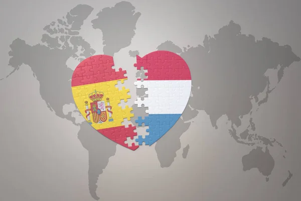 在世界地图的背景上 用奢侈的国旗和西班牙国旗迷惑人心 3D插图 — 图库照片
