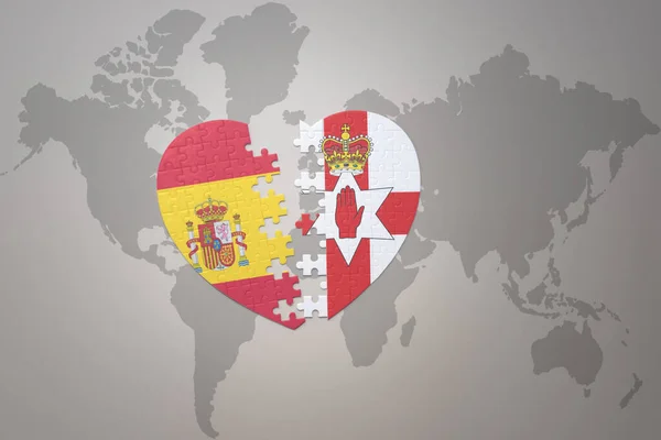 Головоломка Сердце Национальным Флагом Северной Ирландии Испании Фоне Карты Мира — стоковое фото