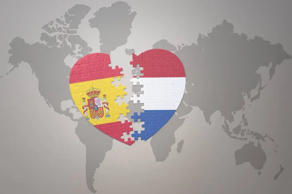 用世界地图背景上的荷兰国旗和西班牙国旗迷惑人心 3D插图 — 图库照片