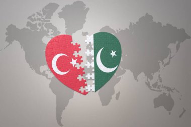 Dünya haritasının arka planında ulusal hindi ve Pakistan bayrağı olan bir yapboz kalp. Kavram. 3B illüstrasyon
