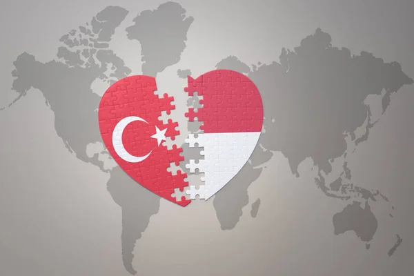 Serce Puzzle Flagą Narodową Indyka Indonezji Tle Mapy Świata Koncepcja — Zdjęcie stockowe