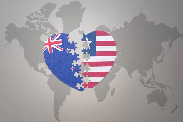 世界地図の背景にニュージーランドとリベリアの国旗が描かれたパズルハートです コンセプト 3Dイラスト — ストック写真