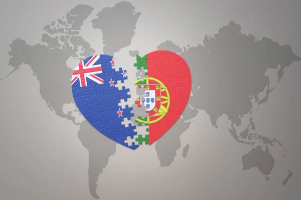 世界地図の背景にニュージーランドとポルトガルの国旗が描かれたパズルハートです コンセプト 3Dイラスト — ストック写真