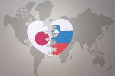 Japonya ve Slovenia 'nın ulusal bayrağını taşıyan bir yapboz kalbi dünya haritasının arka planında. Kavram. 3B illüstrasyon