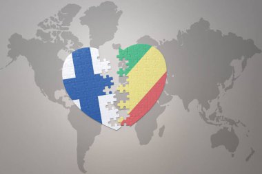 Kongo Cumhuriyeti ve Finlandiya 'nın ulusal bayrağını taşıyan yapboz kalbi dünya haritasının arka planında. Kavram. 3B illüstrasyon