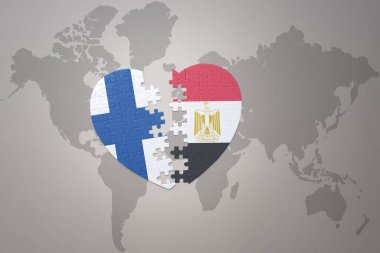 Mısırın ve Finlandiya 'nın ulusal bayrağını taşıyan bir yapboz kalbi dünya haritasının arka planında. Kavram. 3B illüstrasyon