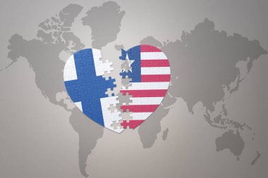 Liberya ve Finlandiya 'nın ulusal bayrağını içeren bir yapboz kalbi dünya haritasının arka planında. Kavram. 3B illüstrasyon