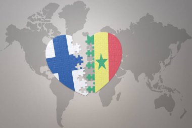 Senegal ve Finlandiya 'nın ulusal bayrağını içeren bir yapboz kalbi dünya haritası arka planında. Kavram. 3B illüstrasyon