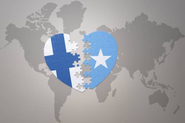 Dünya haritasının arka planında Somali ve Finlandiya 'nın ulusal bayrağı olan bir bulmaca kalbi. Kavram. 3B illüstrasyon