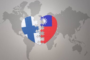 Dünya haritasının arka planında Tayvan ve Finlandiya 'nın ulusal bayrağı olan bir yapboz kalp. Kavram. 3B illüstrasyon