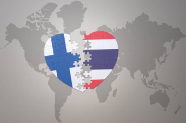 Dünya haritasının arka planında Tayland ve Finlandiya 'nın ulusal bayrağı olan bir bulmaca kalbi. Kavram. 3B illüstrasyon