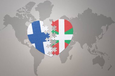 Bask ülkesinin ulusal bayrağı ve Finlandiya 'nın dünya haritasının arka planında bulmaca kalbi. Kavram. 3B illüstrasyon