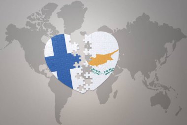 Dünya haritasının arka planında SİA ve Finlandiya 'nın ulusal bayrağı olan bir yapboz kalbi. Kavram. 3B illüstrasyon