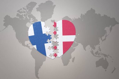 Danimarka ve Finlandiya 'nın ulusal bayrağını taşıyan bir yapboz kalbi dünya haritasının arka planında. Kavram. 3B illüstrasyon