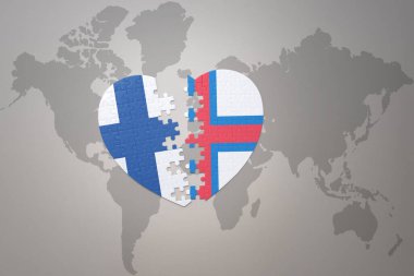 Faroe Adaları 'nın ulusal bayrağı ve Finlandiya' nın yapboz kalbi dünya haritasının arka planında. Kavram. 3B illüstrasyon