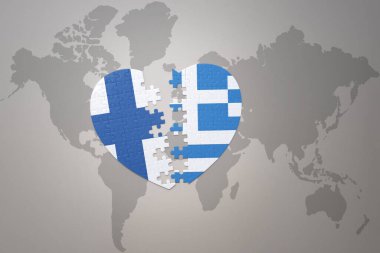 Yunanistan ve Finlandiya 'nın ulusal bayrağını taşıyan bir yapboz kalbi dünya haritasının arka planında. Kavram. 3B illüstrasyon