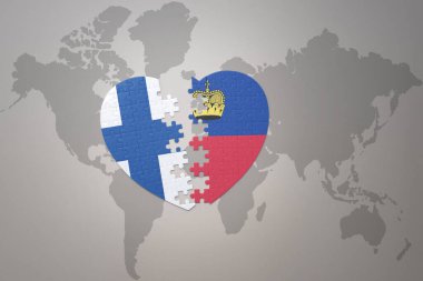 Lihtenştayn 'ın ulusal bayrağı ve Finlandiya' nın yapboz kalbi dünya haritasının arka planında. Kavram. 3B illüstrasyon
