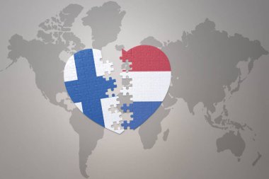 Dünya haritasında Hollanda ve Finlandiya 'nın ulusal bayrağını taşıyan bir bulmaca kalbi. Kavram. 3B illüstrasyon