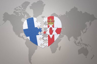 Kuzey İrlanda ve Finlandiya 'nın ulusal bayrağını taşıyan bir bulmaca kalbi dünya haritasının arka planında. Kavram. 3B illüstrasyon