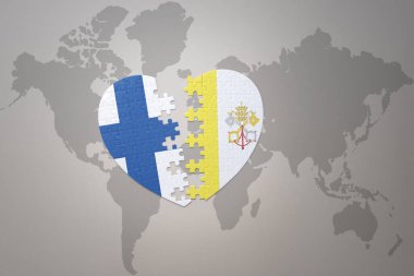 Dünya haritasının arka planında Vatikan ve Finlandiya 'nın ulusal bayrağını taşıyan bir bulmaca kalbi. Kavram. 3B illüstrasyon