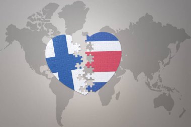 Dünya haritasının arka planında Costa Rica ve Finlandiya 'nın ulusal bayrağını taşıyan bir yapboz kalp. Kavram. 3B illüstrasyon