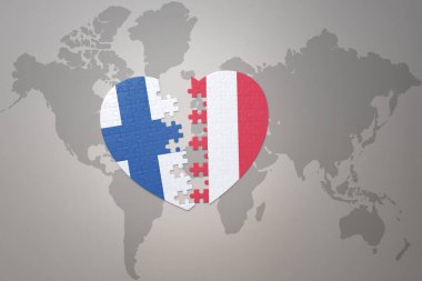 Peru ve Finlandiya 'nın ulusal bayrağını içeren bir yapboz kalbi dünya haritasının arka planında. Kavram. 3B illüstrasyon