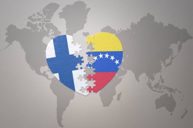 Venezuela ve Finlandiya 'nın ulusal bayrağını taşıyan bir yapboz kalbi dünya haritasının arka planında. Kavram. 3B illüstrasyon