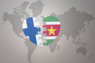 Dünya haritasının arka planında Surinam ve Finlandiya 'nın ulusal bayrağı olan yapboz kalp. Kavram. 3B illüstrasyon