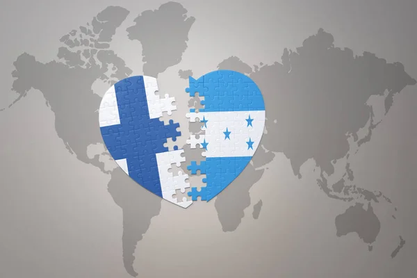 Головоломка Сердце Национальным Флагом Гондураса Финляндии Фоне Карты Мира Концепция — стоковое фото