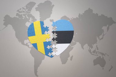 Dünya haritasının arka planında İsveç ve Estonya 'nın ulusal bayrağı olan bir yapboz kalp. Kavram. 3B illüstrasyon