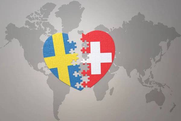 Serce Puzzle Flagą Narodową Szwecji Szwajcarii Tle Mapy Świata Koncepcja — Zdjęcie stockowe