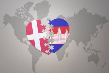 Kamboçya 'nın ulusal bayrağı ve Danimarka' nın yapboz kalbi dünya haritasının arka planında. Kavram. 3B illüstrasyon