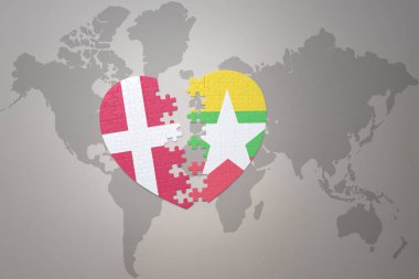 Myanmar 'ın ulusal bayrağı ve Danimarka' nın yapboz kalbi dünya haritasının arka planında. Kavram. 3B illüstrasyon