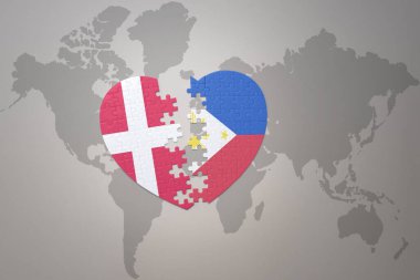Filipinler 'in ulusal bayrağı ve Danimarka' nın dünya haritasının arka planında yer alan yapboz kalbi. Kavram. 3B illüstrasyon