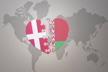 Belarus 'un ulusal bayrağı ve Danimarka' nın yapboz kalbi dünya haritası arka planında. Kavram. 3B illüstrasyon