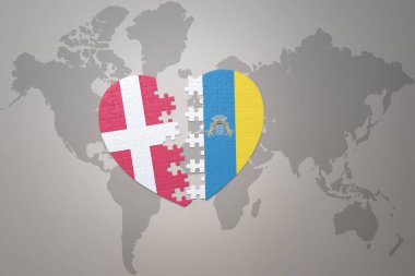Kanarya adalarının ulusal bayrağı ve dünya haritasının arka planında Danimarka 'nın yapboz kalbi. Kavram. 3B illüstrasyon