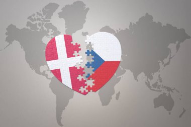 Czech cumhuriyetinin ulusal bayrağı ve dünya haritasının arka planında Danimarka 'nın yapboz kalbi. Kavram. 3B illüstrasyon
