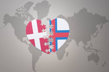 Faroe Adaları 'nın ulusal bayrağı ve bir dünya haritası arka planında Danimarka' nın yapboz kalbi. Kavram. 3B illüstrasyon