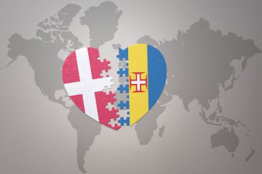 Dünya haritasının arka planında ulusal Madeira ve Danimarka bayrağı olan bir yapboz kalp. Kavram. 3B illüstrasyon