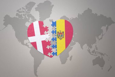 Moldova 'nın ulusal bayrağı ve Danimarka' nın yapboz kalbi dünya haritası arka planında. Kavram. 3B illüstrasyon